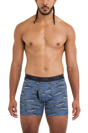 Vue avant sur modèle du sous-vêtement bleu à poissons avec ceinture noire à logo et poche profilée pour homme par Saxx