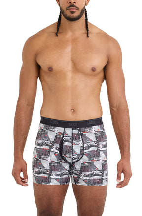 Vue avant recadrée sur mannequin du sous-vêtement gris imprimé avec taille noire à logo et poche pour homme par Saxx