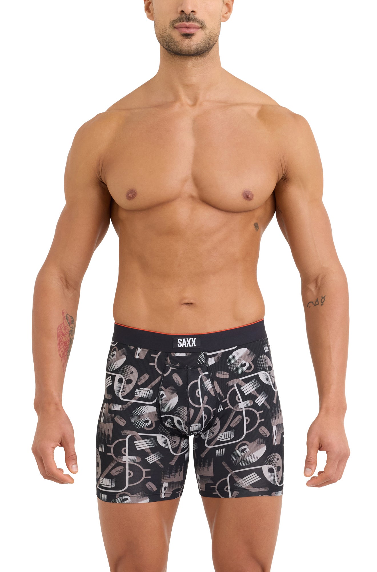 Vue avant sur mannequin d’un sous-vêtement noir imprimé avec taille SAXX et poche profilée pour homme