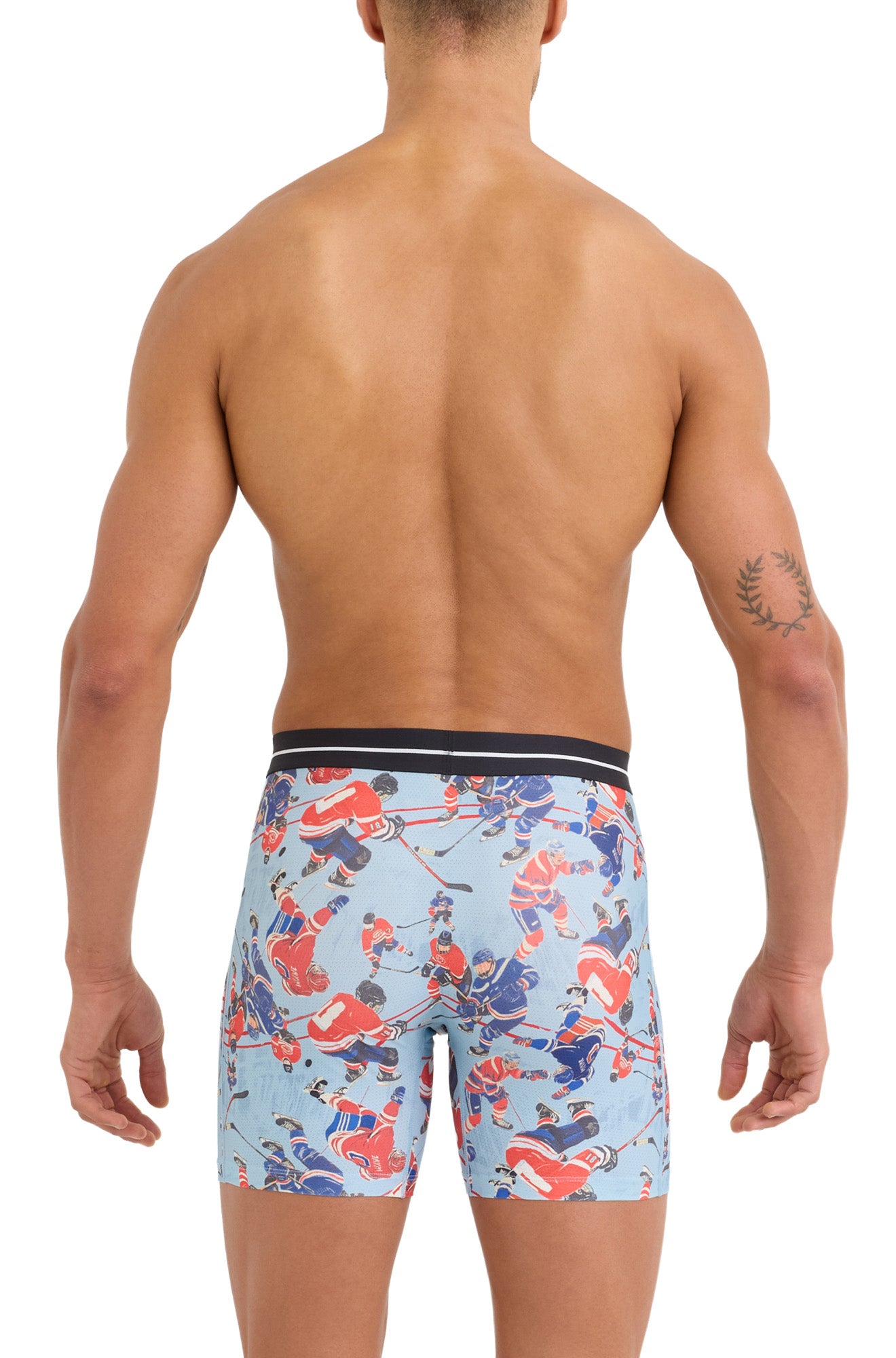 Vue arrière sur mannequin du sous-vêtement bleu pâle à motif hockey avec taille noire pour homme par Saxx