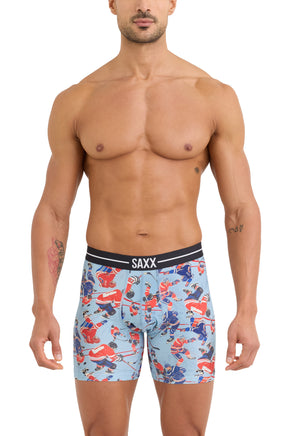 Sous-vêtement bleu pâle à motif hockey avec taille noire SAXX pour homme, vue avant sur mannequin