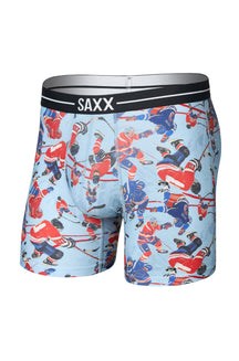 Vue avant isolée du sous-vêtement bleu pâle à motif hockey avec taille noire SAXX pour homme