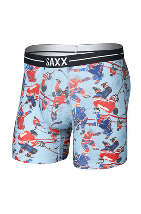 Vue avant isolée du sous-vêtement bleu pâle à motif hockey avec taille noire SAXX pour homme
