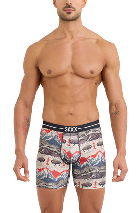 Sous-vêtement multicolore à motif montagnes et bisons pour homme par Saxx, vue de face sur mannequin