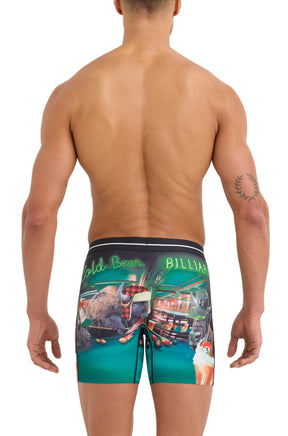 Vue arrière sur modèle d’un sous-vêtement long turquoise à imprimé bison, billard et bière pour homme par Saxx