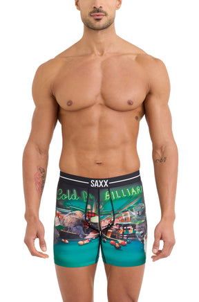Sous-vêtement long turquoise à imprimé billard et ceinture SAXX noire pour homme, vue de face sur modèle