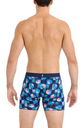 Vue arrière sur mannequin du sous-vêtement marine imprimé avec bande SAXX ton sur ton et petite étiquette pour homme