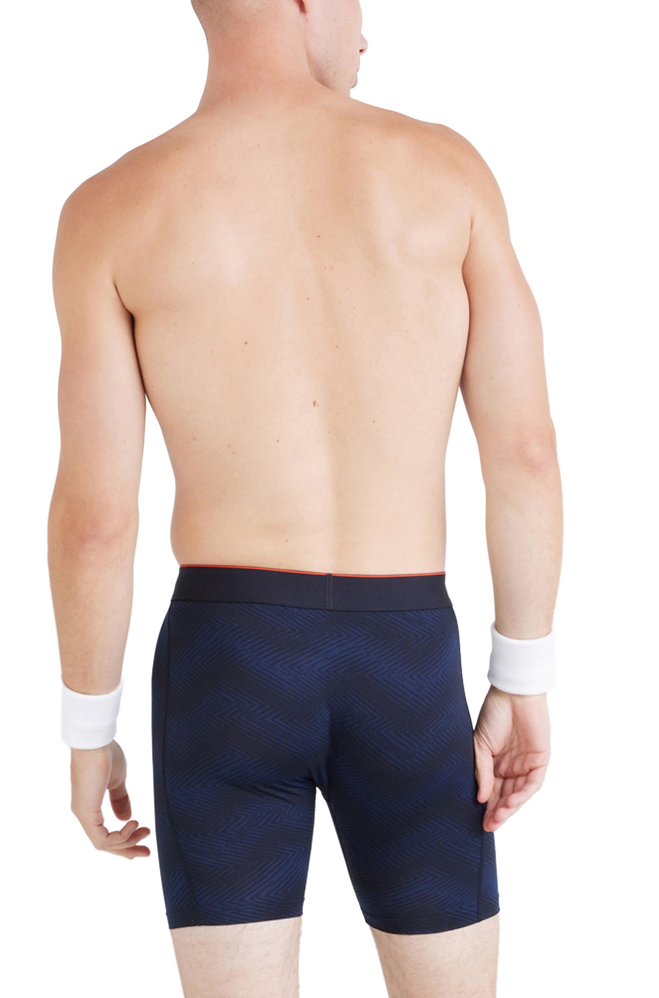 Vue arrière sur modèle d’un sous-vêtement bleu marine à chevrons, taille noire et bord rouge pour homme par Saxx