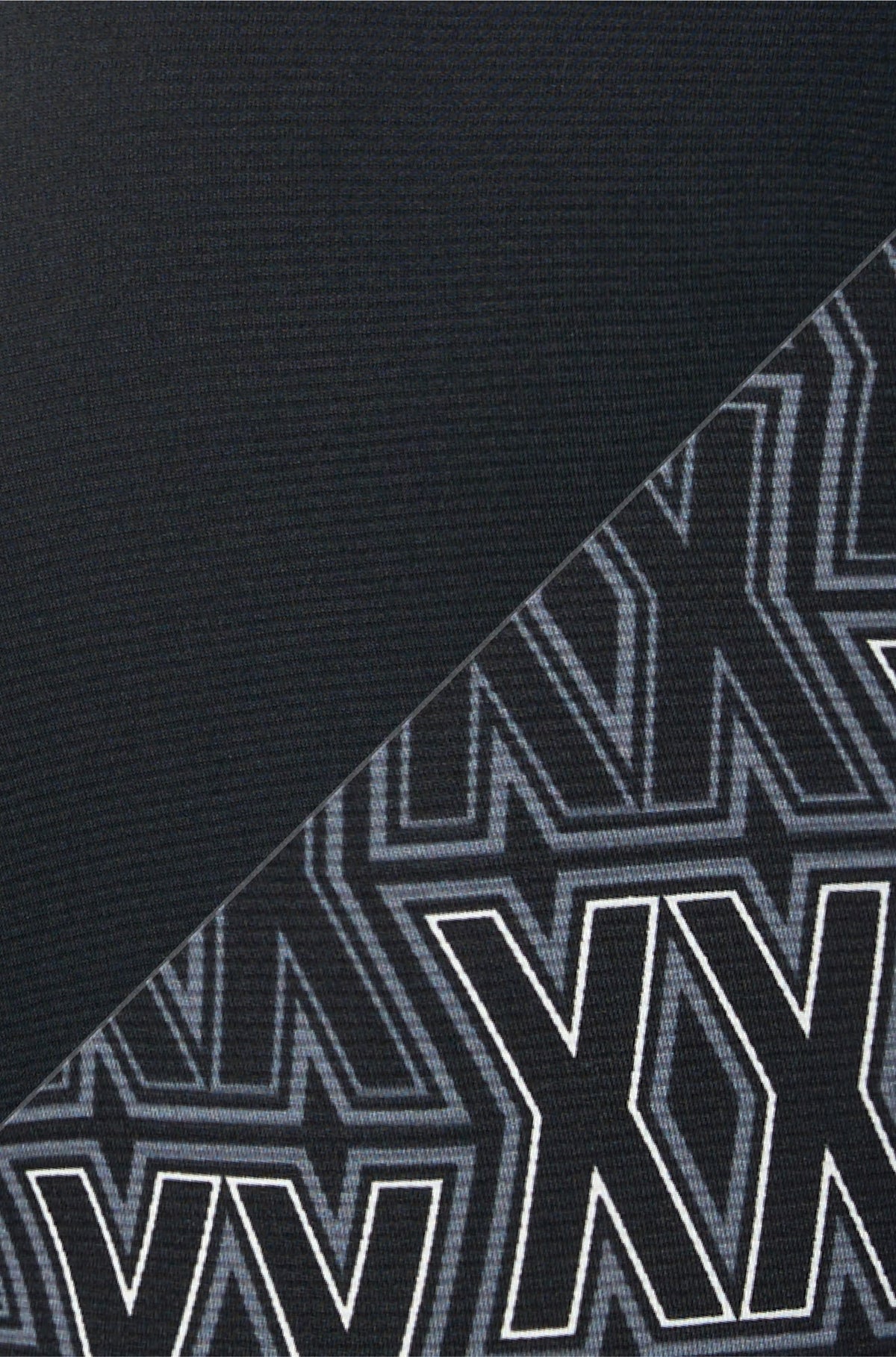 Détail du tissu noir uni et du motif XX gris et blanc sur le sous-vêtement long pour homme par Saxx