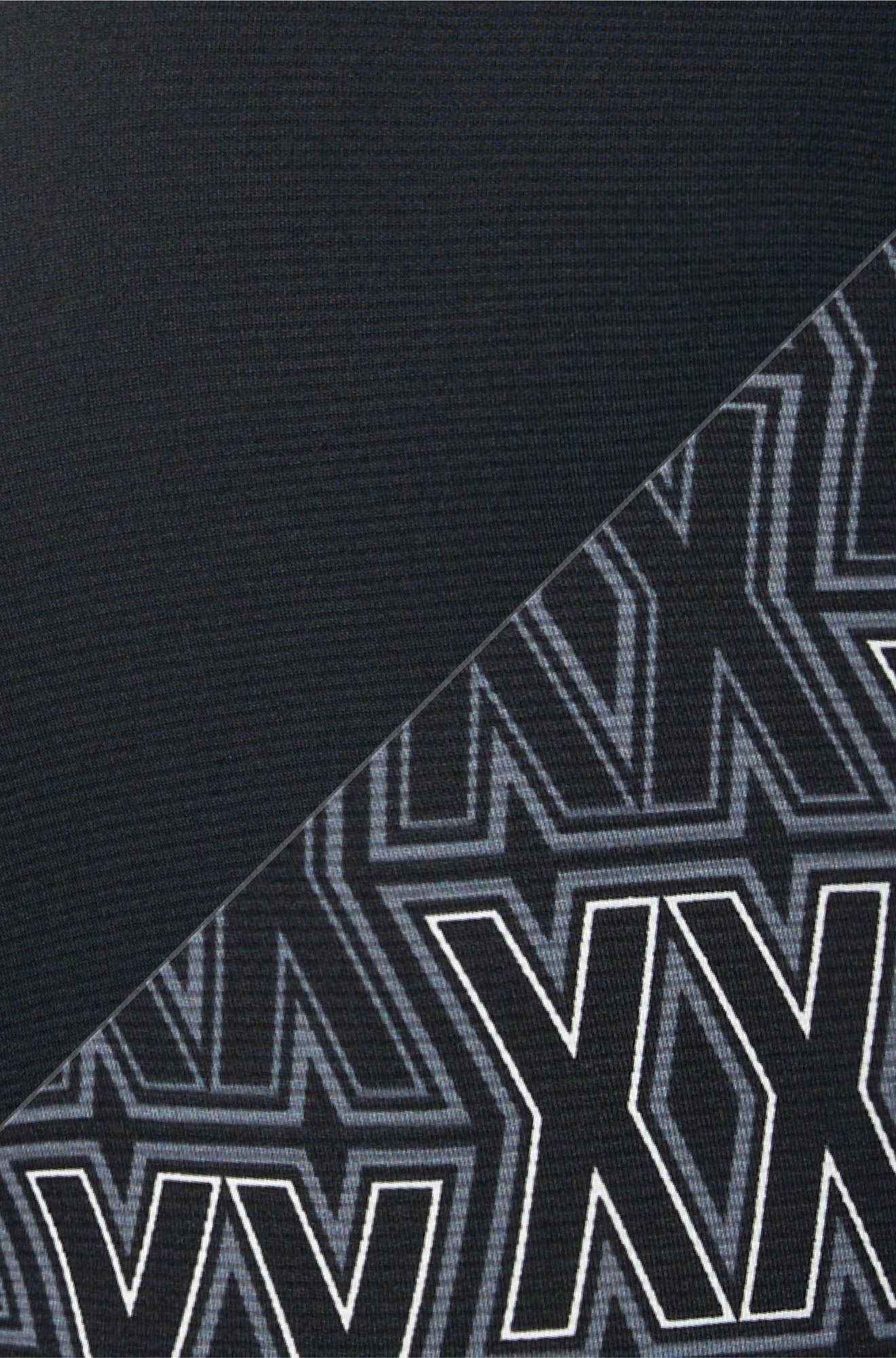 Détail du tissu noir uni et du motif XX gris et blanc sur le sous-vêtement long pour homme par Saxx