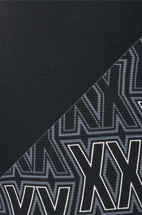 Détail du tissu noir uni et du motif XX gris et blanc sur le sous-vêtement long pour homme par Saxx