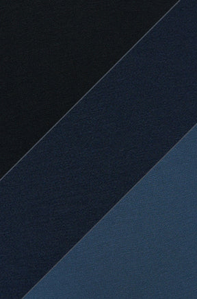 Sous-vêtement noir, marine et bleu disposés en bandes diagonales avec panneaux de tissu pour homme par Saxx, en gros plan