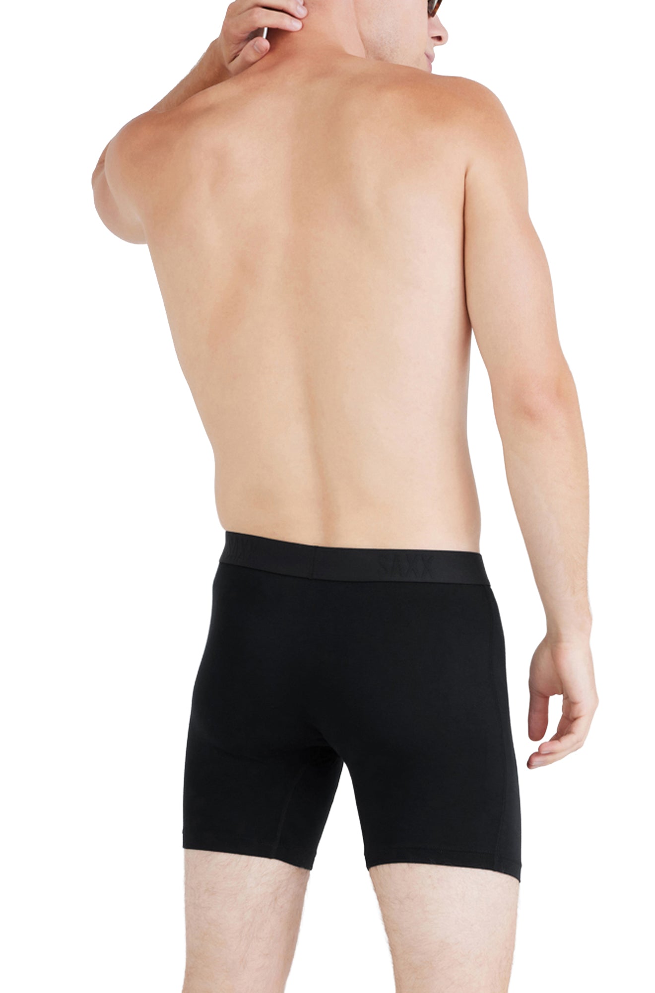 Vue de dos sur modèle d’un sous-vêtement noir avec large taille élastique et jambes mi-cuisse pour homme par Saxx