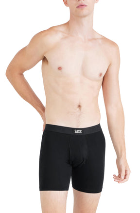 Sous-vêtement noir avec taille logo SAXX et coutures à poche pour homme, vue de face sur modèle