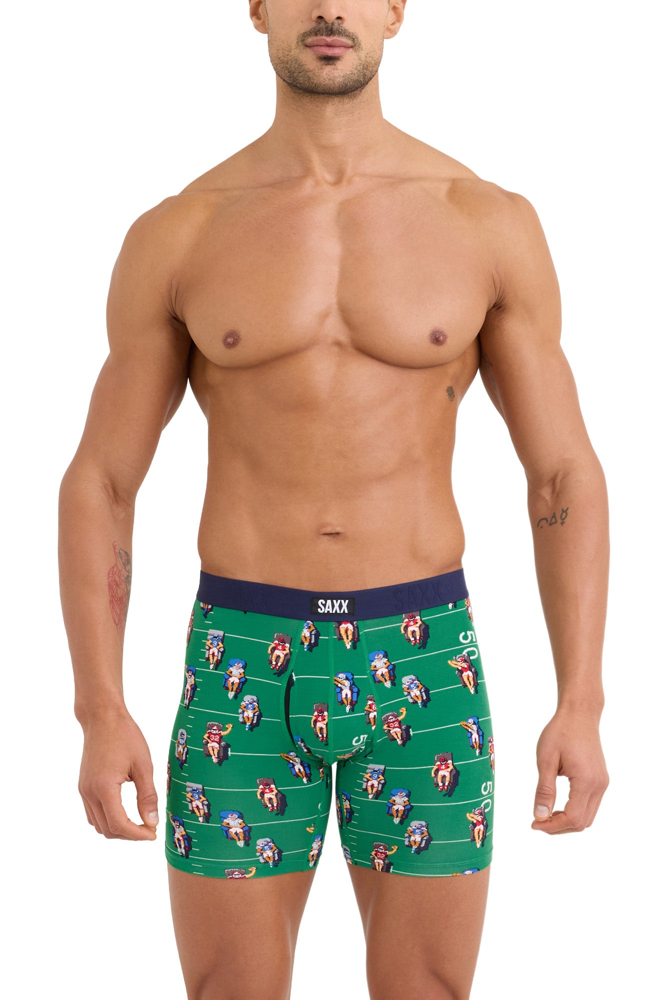 Sous-vêtement vert à motif football avec taille SAXX marine pour homme, vue de face sur mannequin