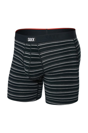 Sous-vêtement ajusté noir rayé, vue avant isolée avec étiquette SAXX à la taille et gousset moulé pour homme