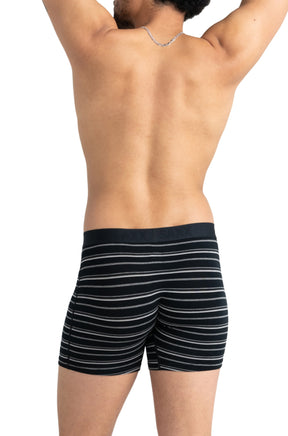 Sous-vêtement ajusté noir rayé sur mannequin, vue arrière avec taille noire à logo et jambes mi-cuisse pour homme par Saxx