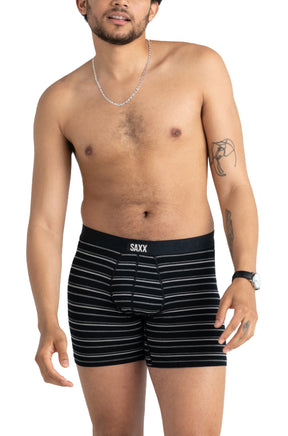 Sous-vêtement ajusté noir rayé sur mannequin, vue avant avec taille SAXX noire et coutures au gousset pour homme