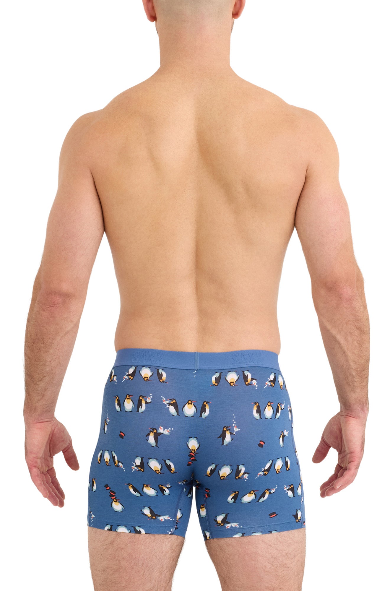 Sous-vêtement bleu à imprimé pingouin intégral et taille élastique pour homme par Saxx, vue de dos sur mannequin
