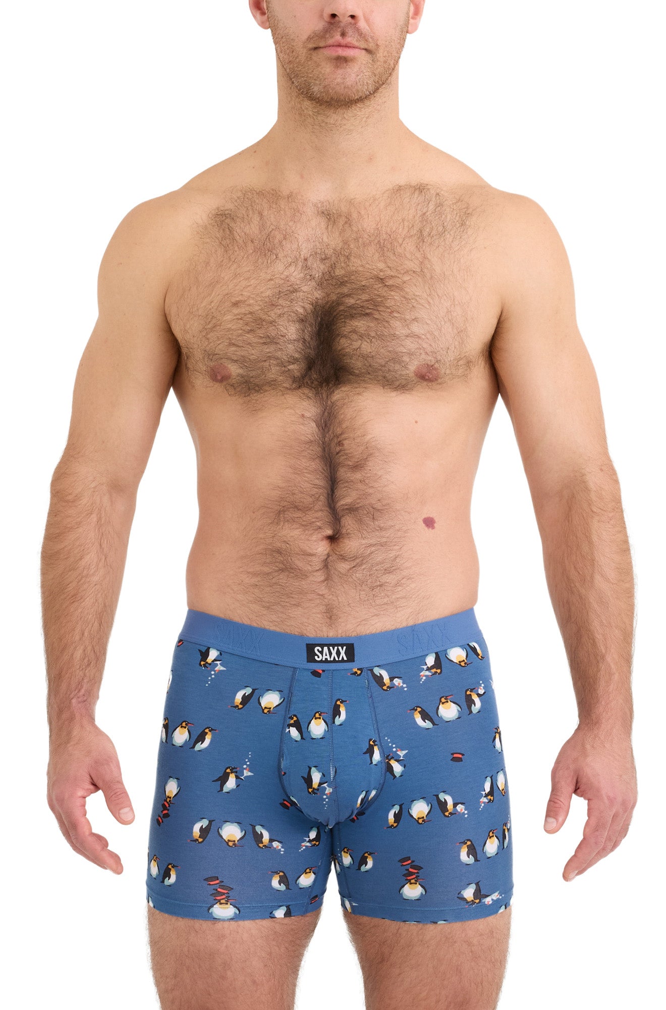 Vue de face sur mannequin d’un sous-vêtement bleu à imprimé pingouin et taille à logo pour homme par Saxx