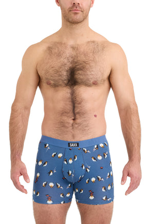 Vue de face sur mannequin d’un sous-vêtement bleu à imprimé pingouin et taille à logo pour homme par Saxx