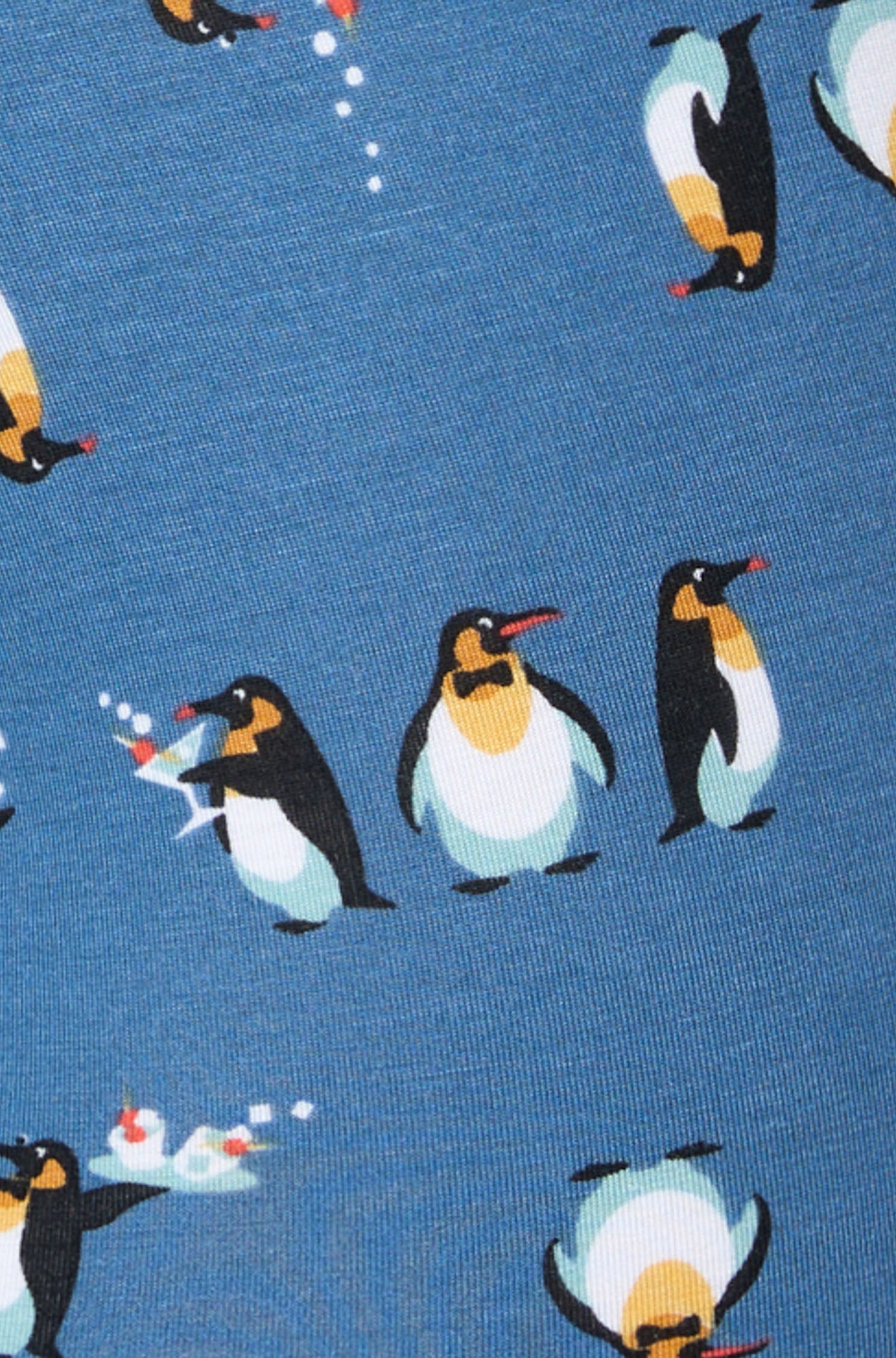 Sous-vêtement bleu avec tissu, imprimé de pingouins, cocktails et hauts-de-forme pour homme par Saxx, en gros plan