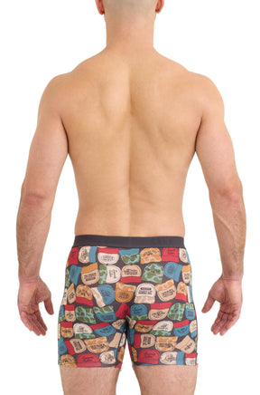 Vue arrière sur mannequin du sous-vêtement imprimé avec taille noire et motif de casquettes pour homme par Saxx