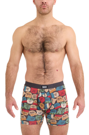 Vue avant sur mannequin du sous-vêtement imprimé avec taille noire SAXX et motif de casquettes pour homme