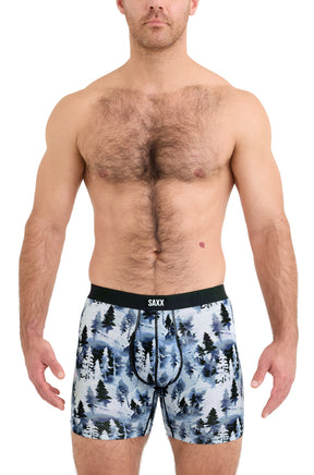 Vue avant sur modèle du sous-vêtement bleu à imprimé forêt avec taille noire et coutures devant pour homme par Saxx