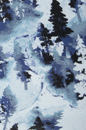Motif forêt aquarelle bleu sur le tissu du sous-vêtement ajusté pour homme par Saxx, en gros plan