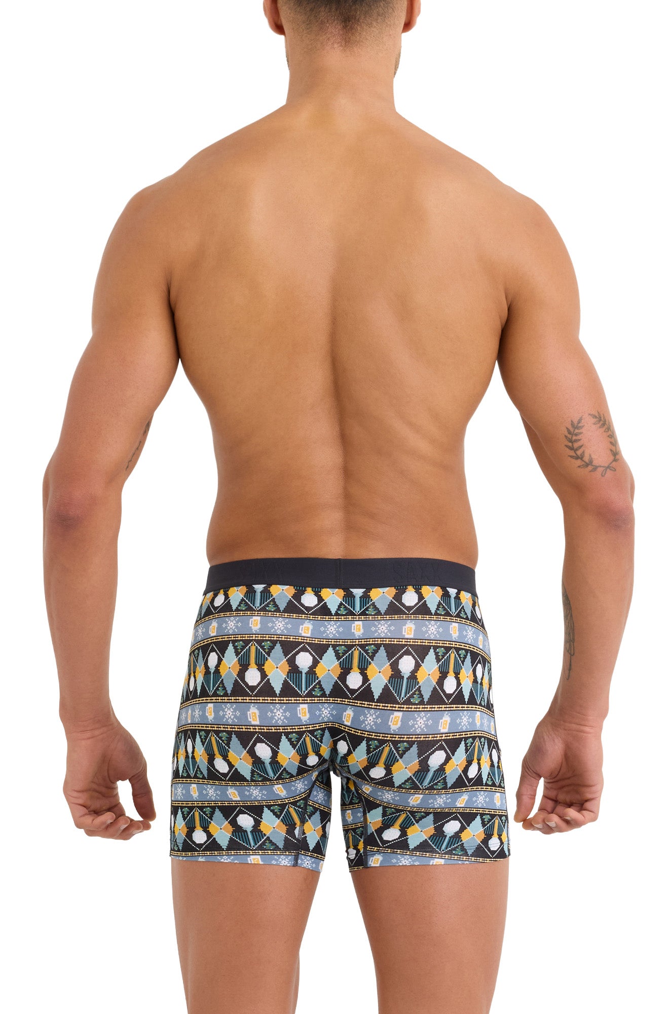 Vue de dos sur modèle d’un sous-vêtement d'hiver noir à motifs avec large taille élastique pour homme par Saxx