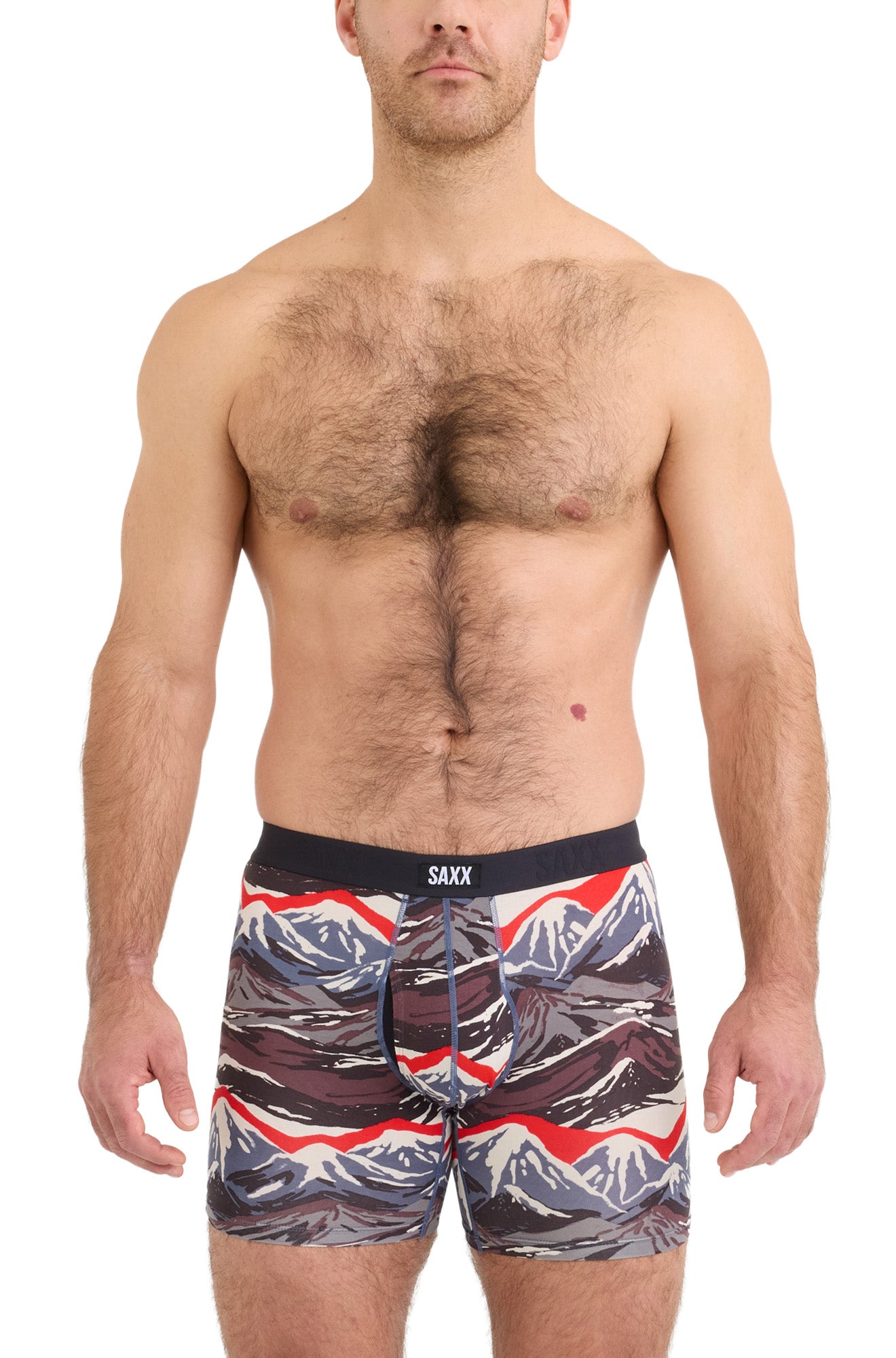 Vue de face sur mannequin d’un sous-vêtement ajusté imprimé montagnes, ceinture noire SAXX pour homme