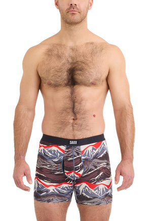 Vue de face sur mannequin d’un sous-vêtement ajusté imprimé montagnes, ceinture noire SAXX pour homme
