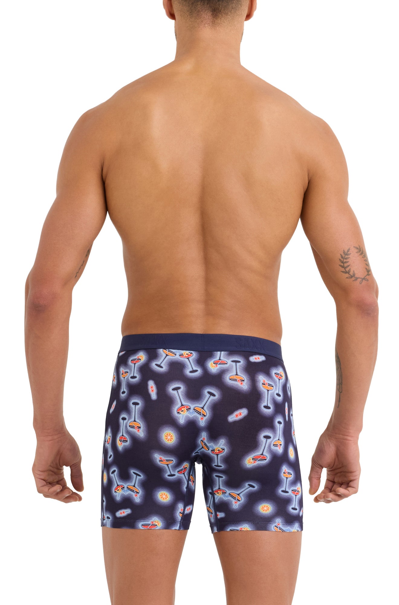 Vue de dos sur modèle du sous-vêtement bleu marine à imprimé cocktails et large taille élastique pour homme par Saxx