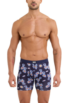 Sous-vêtement bleu marine à imprimé cocktails et logo SAXX à la taille pour homme, vue de face sur modèle