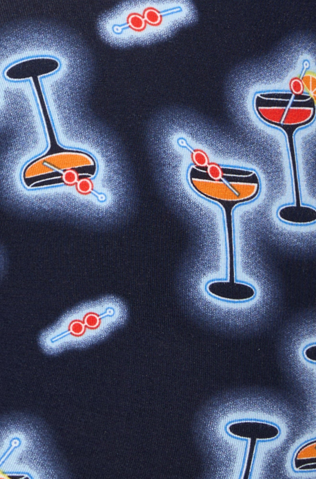 Gros plan du sous-vêtement bleu marine avec tissu, imprimé verres à cocktails lumineux et cerises pour homme par Saxx