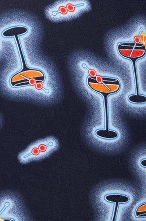 Gros plan du sous-vêtement bleu marine avec tissu, imprimé verres à cocktails lumineux et cerises pour homme par Saxx