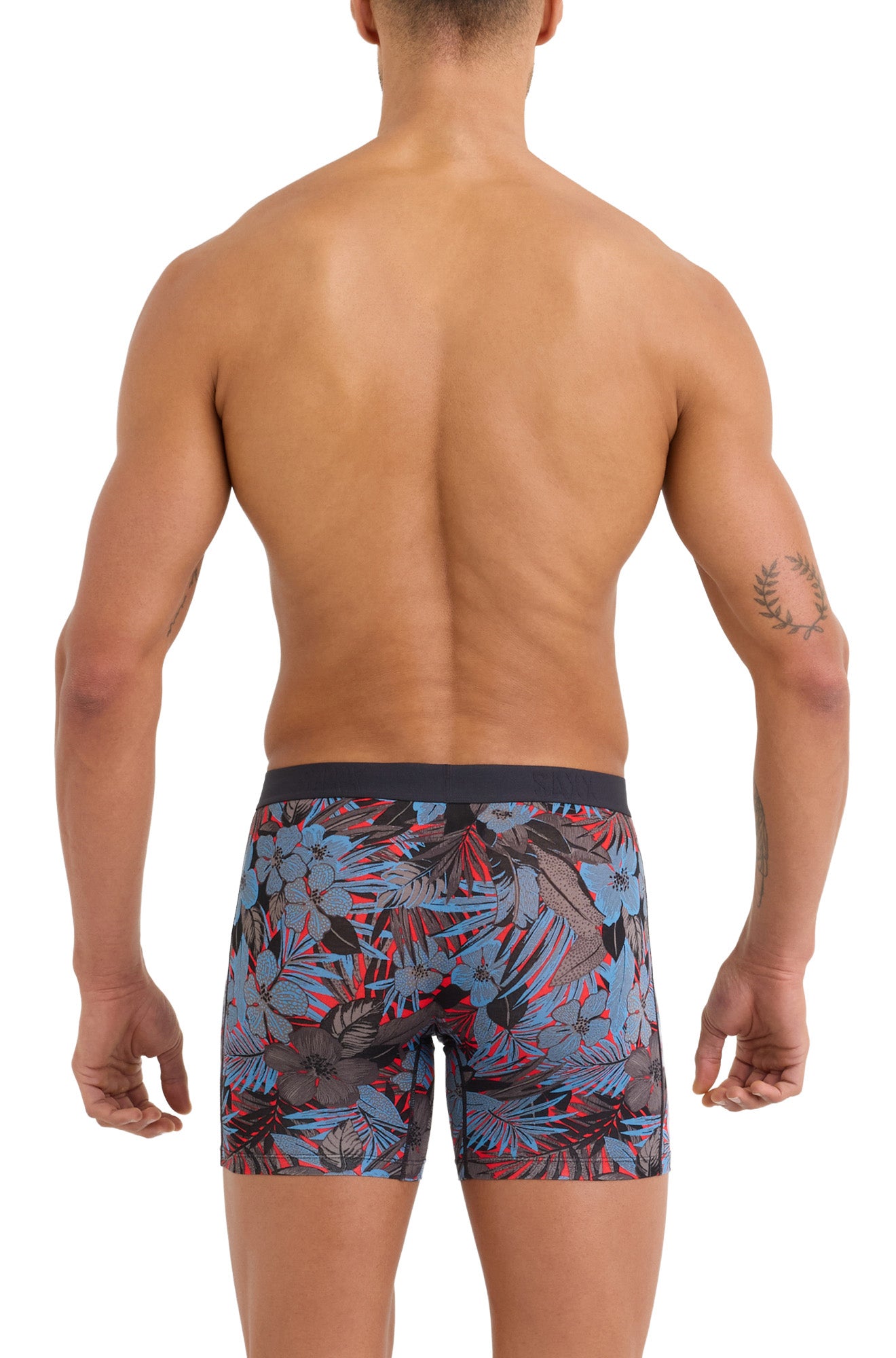 Vue arrière sur modèle du sous-vêtement rouge tropical avec taille noire et ourlets droits pour homme par Saxx