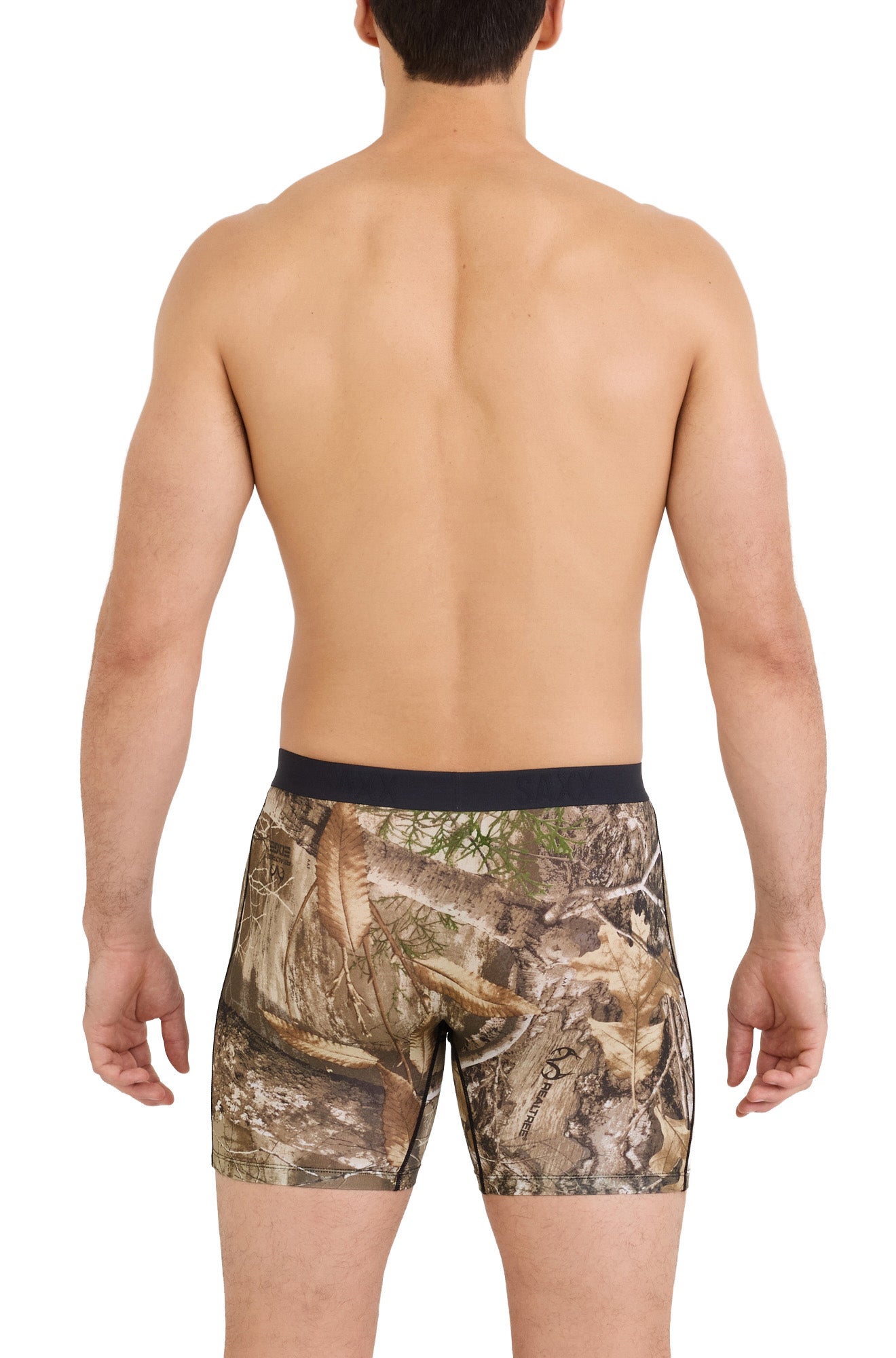 Sous-vêtement camouflage brun avec taille noire et imprimé Realtree pour homme par Saxx, vue de dos sur mannequin