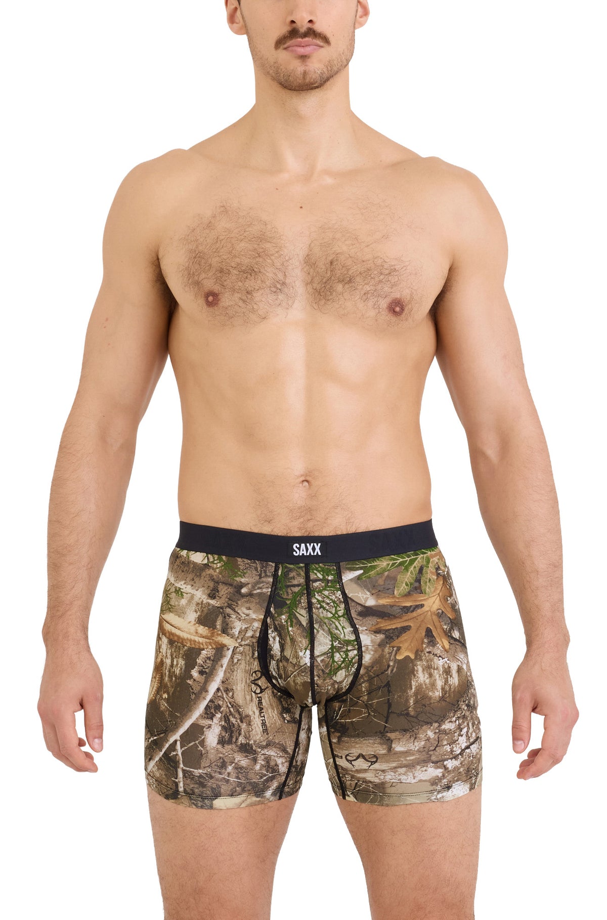 Sous-vêtement camouflage brun avec taille noire SAXX et coutures de poche pour homme, vue de face sur mannequin