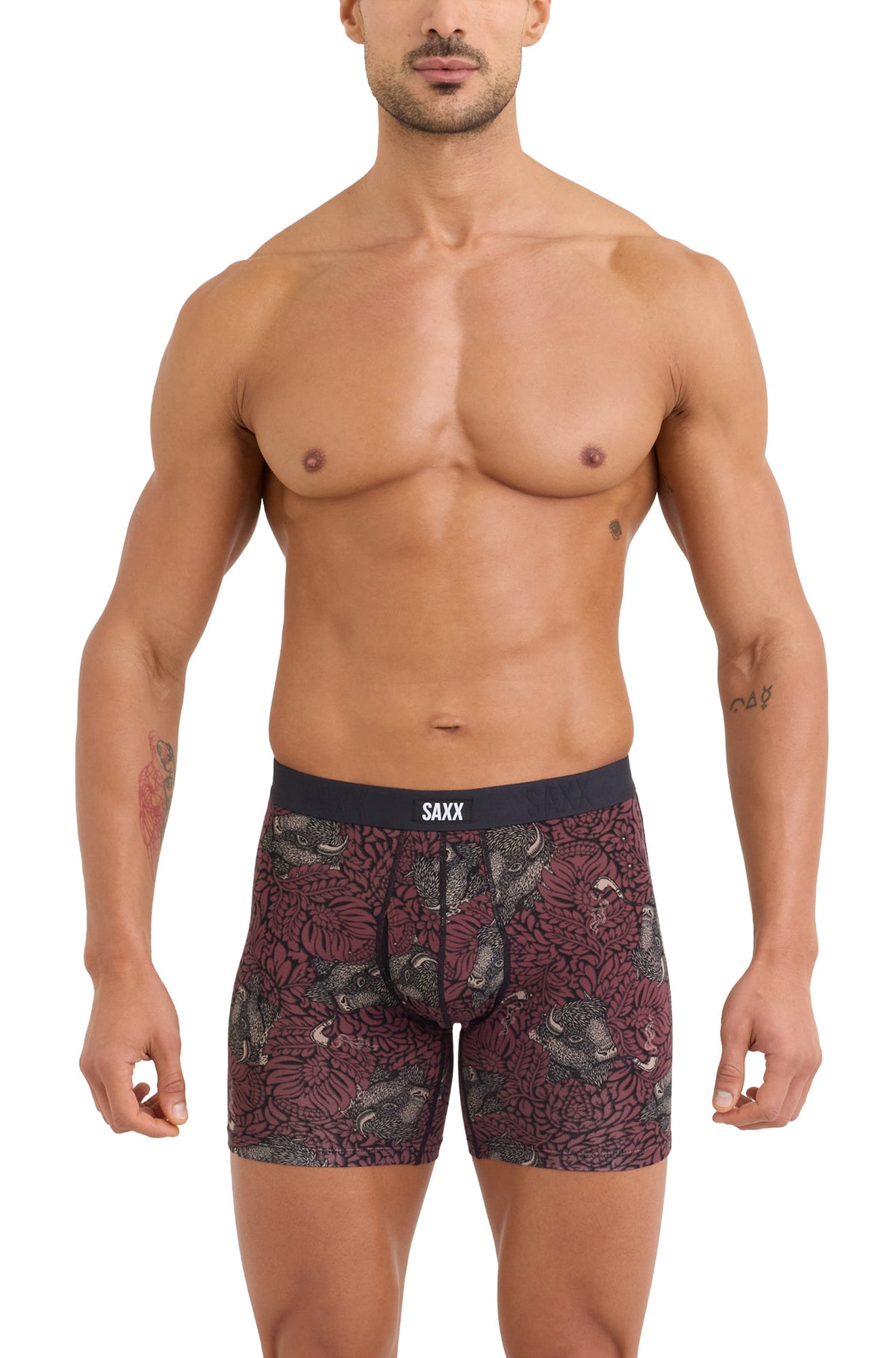 Sous-vêtement bourgogne imprimé avec taille noire SAXX et poche profilée pour homme, vue avant sur mannequin