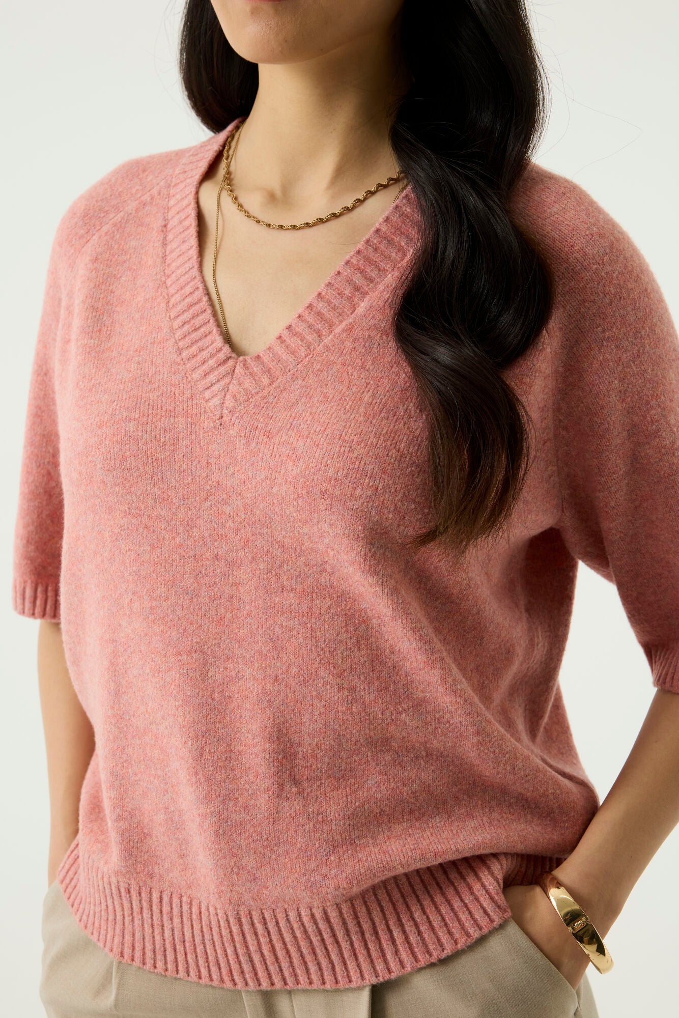 T-Shirt en tricot rose chiné avec col en V, bord-côte et ourlet pour femme par Garcia, détail avant