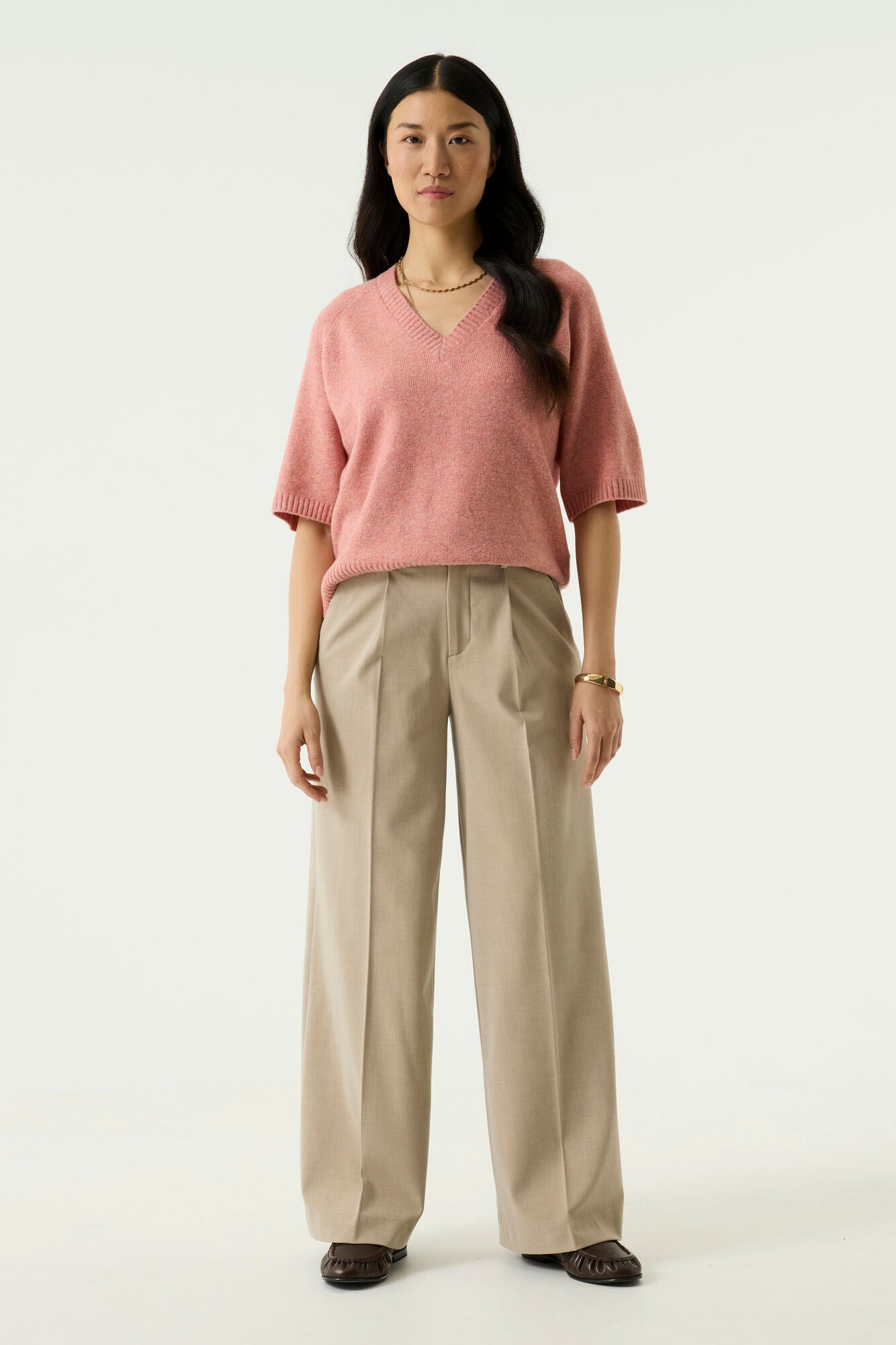 Vue avant complète du T-Shirt en tricot rose à col en V, manches courtes et ourlet côtelé pour femme par Garcia
