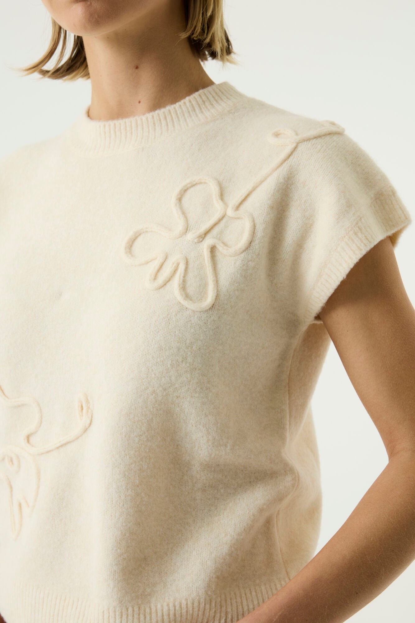 T-Shirt tricot crème avec encolure côtelée et appliqué floral en relief pour femme par Garcia, en gros plan