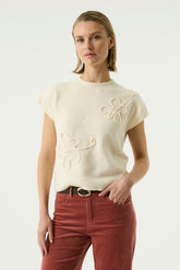 Vue de face mi-corps d’un T-Shirt tricot crème avec détails floraux ton sur ton pour femme par Garcia