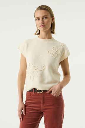 Vue de face mi-corps d’un T-Shirt tricot crème avec détails floraux ton sur ton pour femme par Garcia