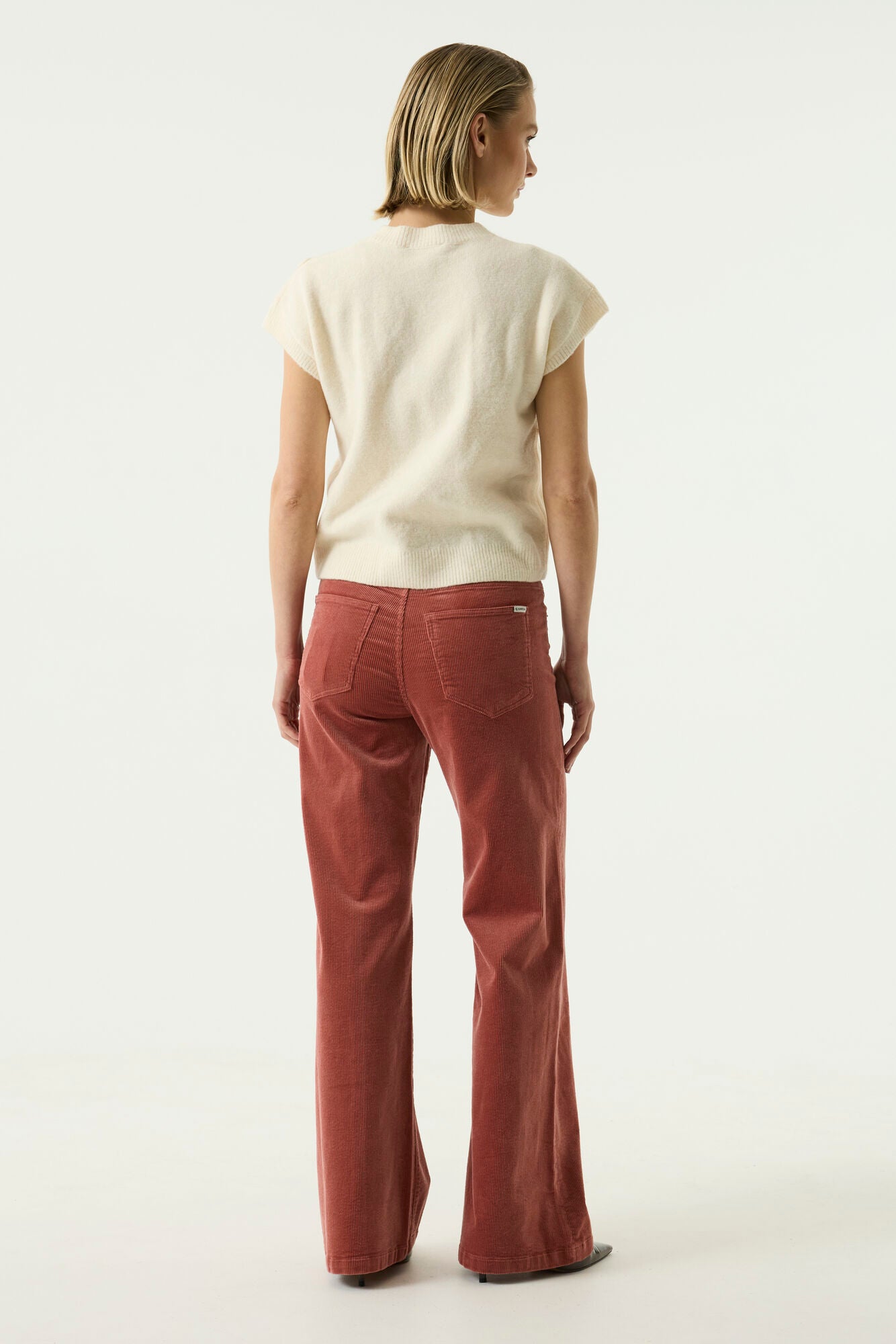 T-Shirt tricot crème à manches courtes avec encolure et ourlet côtelés pour femme par Garcia, vue de dos