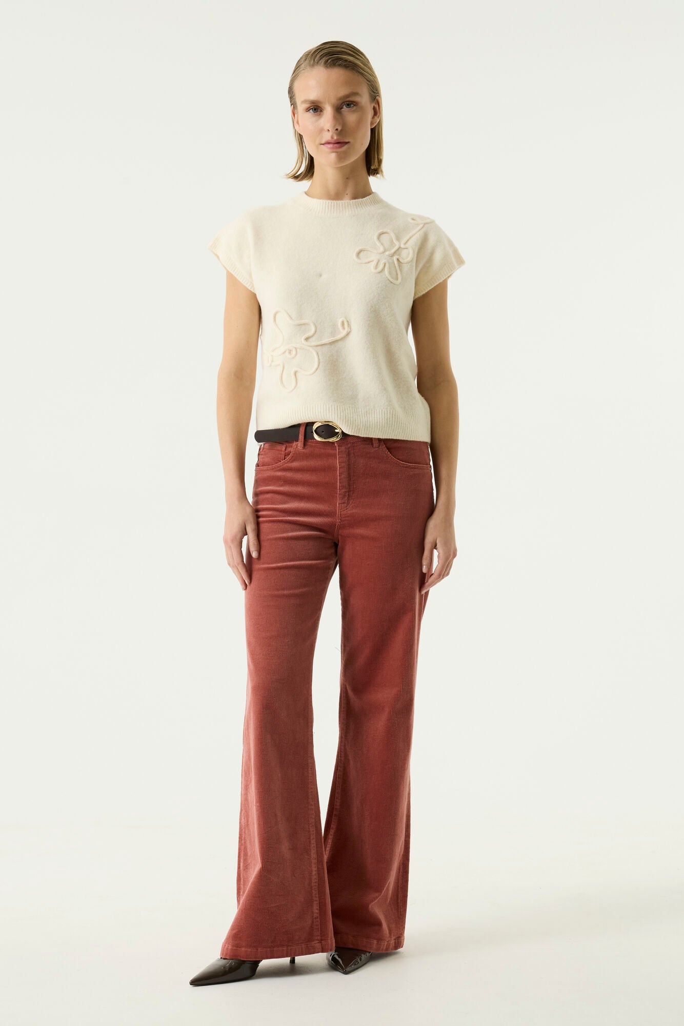 Vue de face plein pied d’un T-Shirt tricot crème à manches courtes avec appliqué floral pour femme par Garcia
