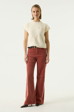 Vue de face plein pied d’un T-Shirt tricot crème à manches courtes avec appliqué floral pour femme par Garcia