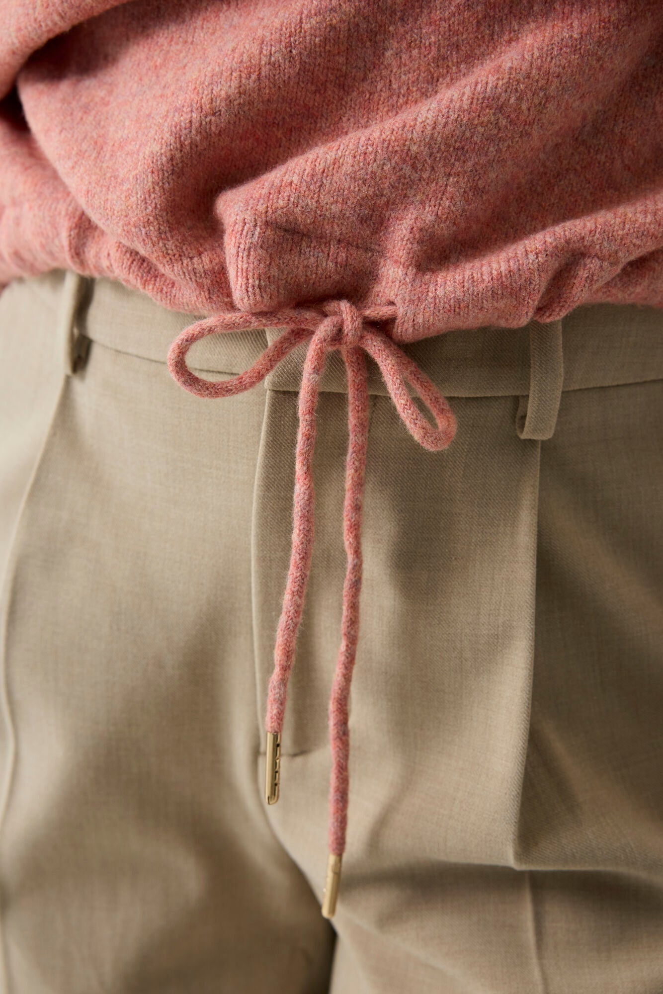 Ourlet à cordon du chandail manches longues rose chiné avec boucle nouée pour femme par Garcia, en gros plan